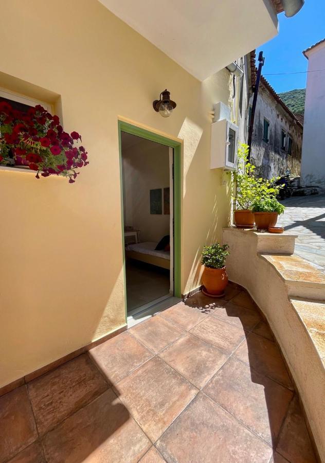 Ilianas Place Agios Matthaios  ภายนอก รูปภาพ