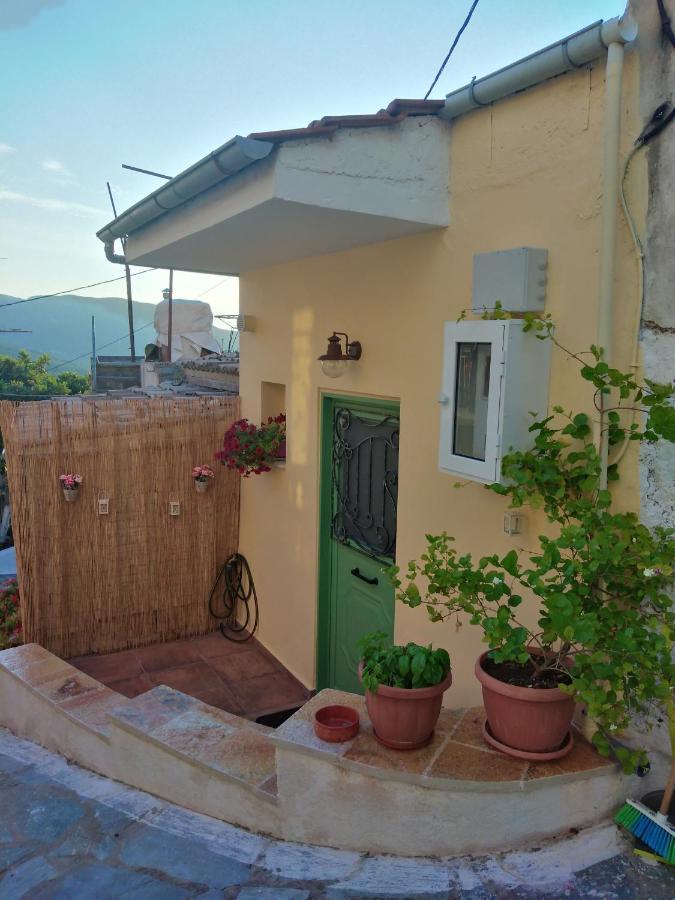 Ilianas Place Agios Matthaios  ภายนอก รูปภาพ